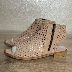 Musse and Cloud Women 40 US 9 Perforated Creamy Suede Gladiator Sandals